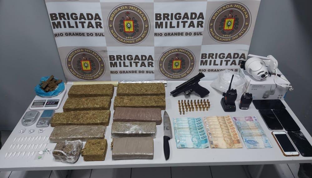 BM prende três homens e apreende um adolescente por tráfico e porte ilegal de arma no bairro São João, em Rio Grande