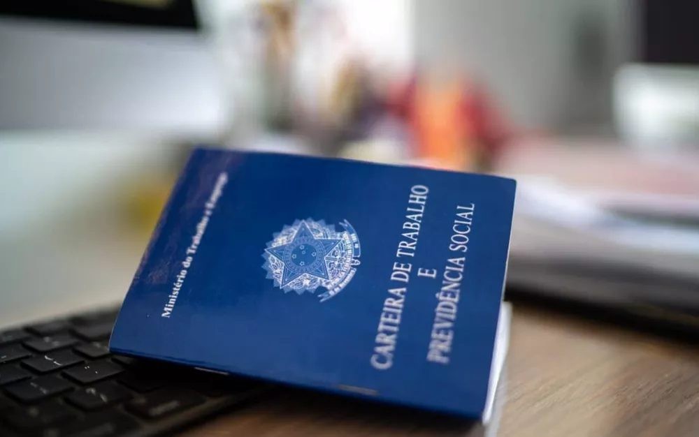 Brasil cria quase 200 mil empregos com carteira assinada em abril