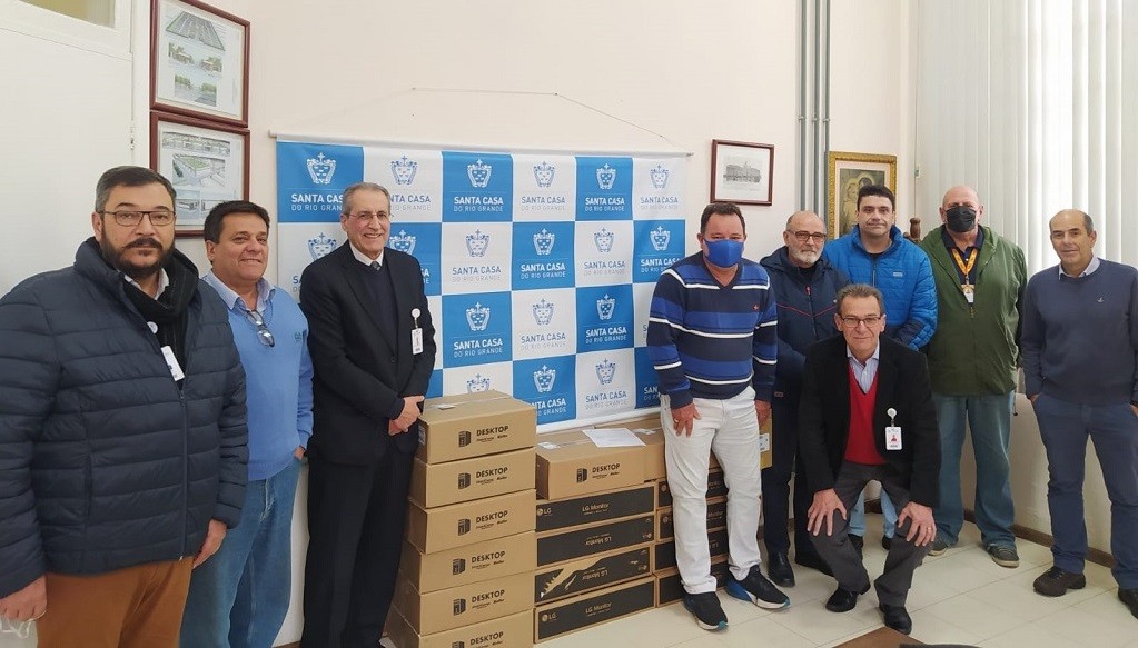 Confraria Country Club realiza doação de oito computadores para a Santa Casa do Rio Grande