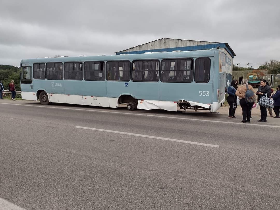 Ônibus da Transpessoal perde duas rodas durante trajeto e assusta passageiros 