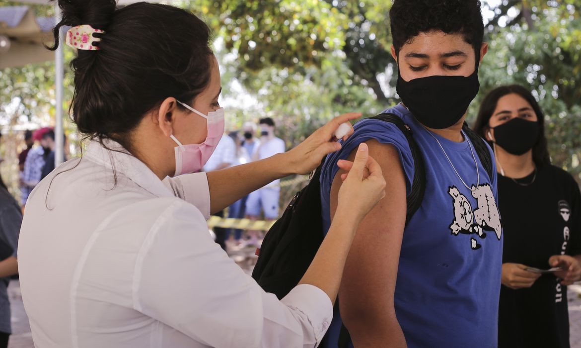 Dose de reforço contra Covid-19 para adolescentes começa a ser aplicada nesta sexta-feira (10) em Rio Grande