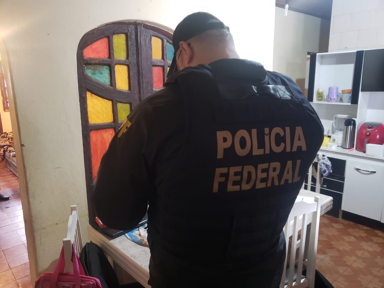 Polícia Federal prende homem e encontra documentos com pornografia infantil em Gravataí