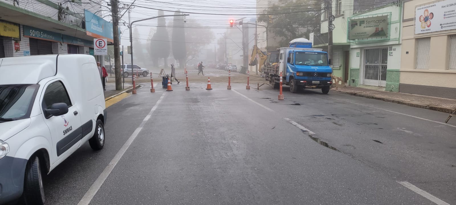 Obras da Corsan interrompem trânsito no Centro de Rio Grande