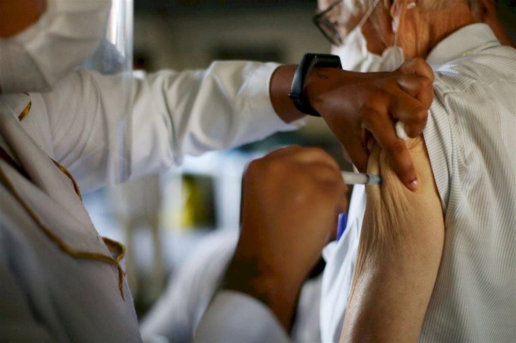 RS autoriza municípios com estoque a aplicar quarta dose contra a Covid-19 em pessoas a partir de 60 anos