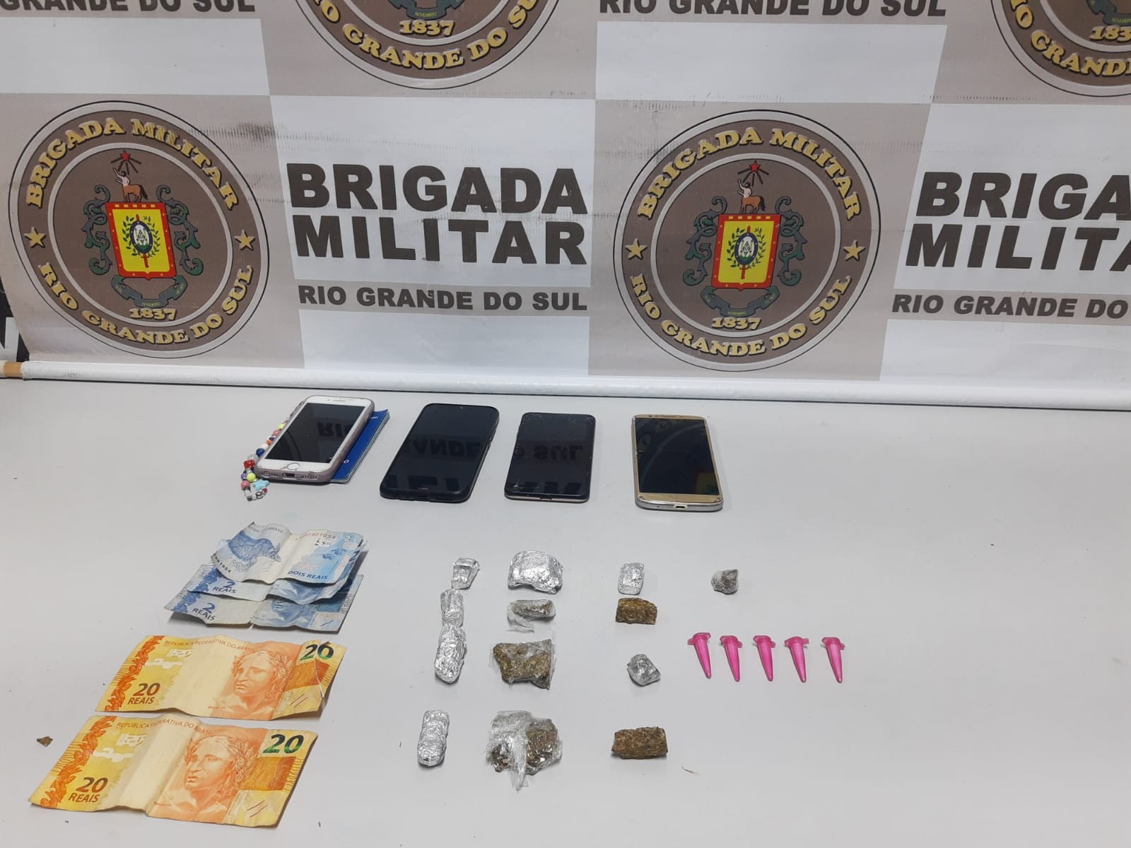 BM prende três homens por tráfico de drogas no Parque São Pedro, em Rio Grande