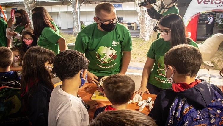 Cerca de três mil alunos visitaram a 48ª Feira do Livro