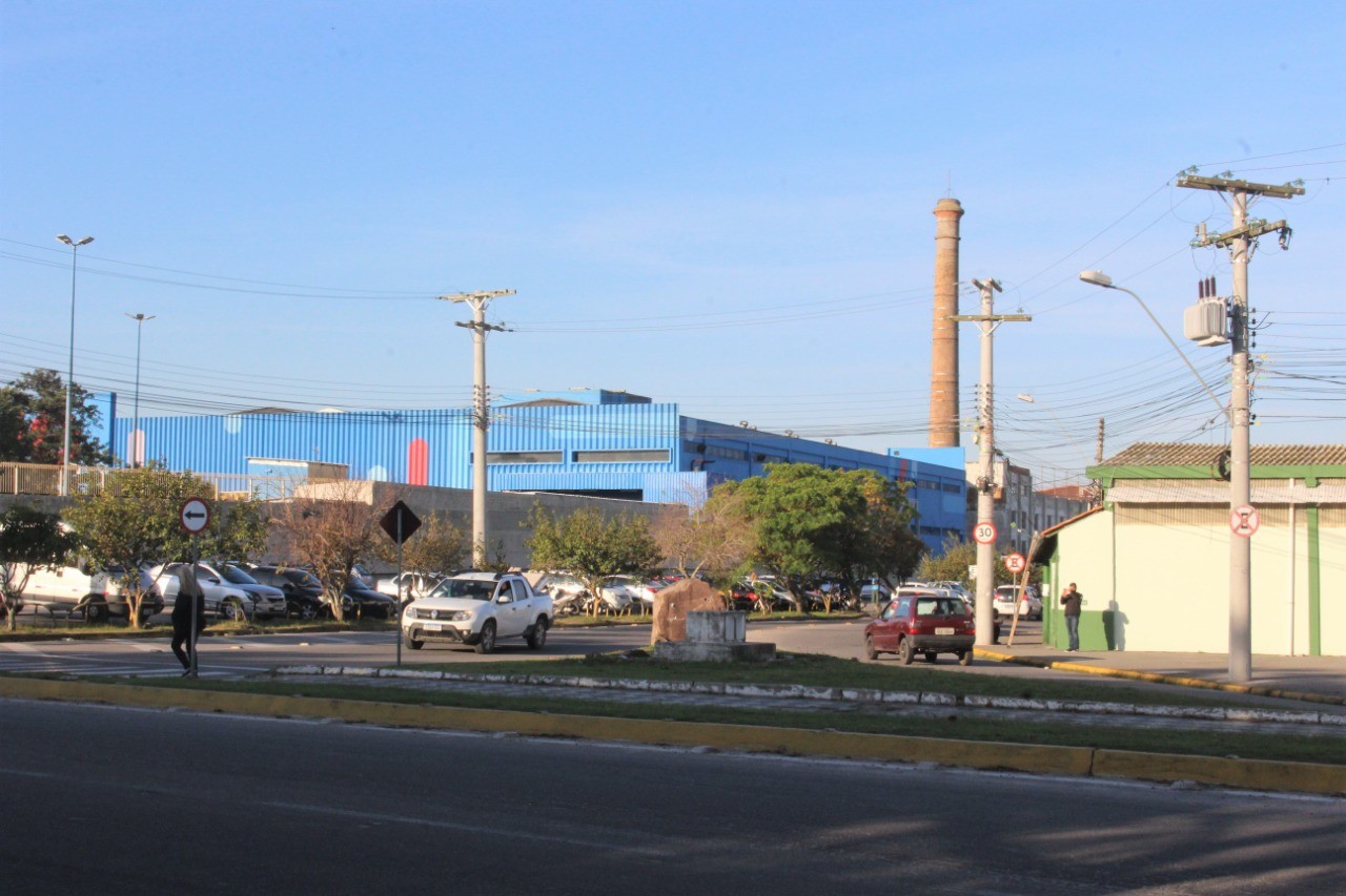 Construção de nova rótula altera trânsito no Centro de Rio Grande