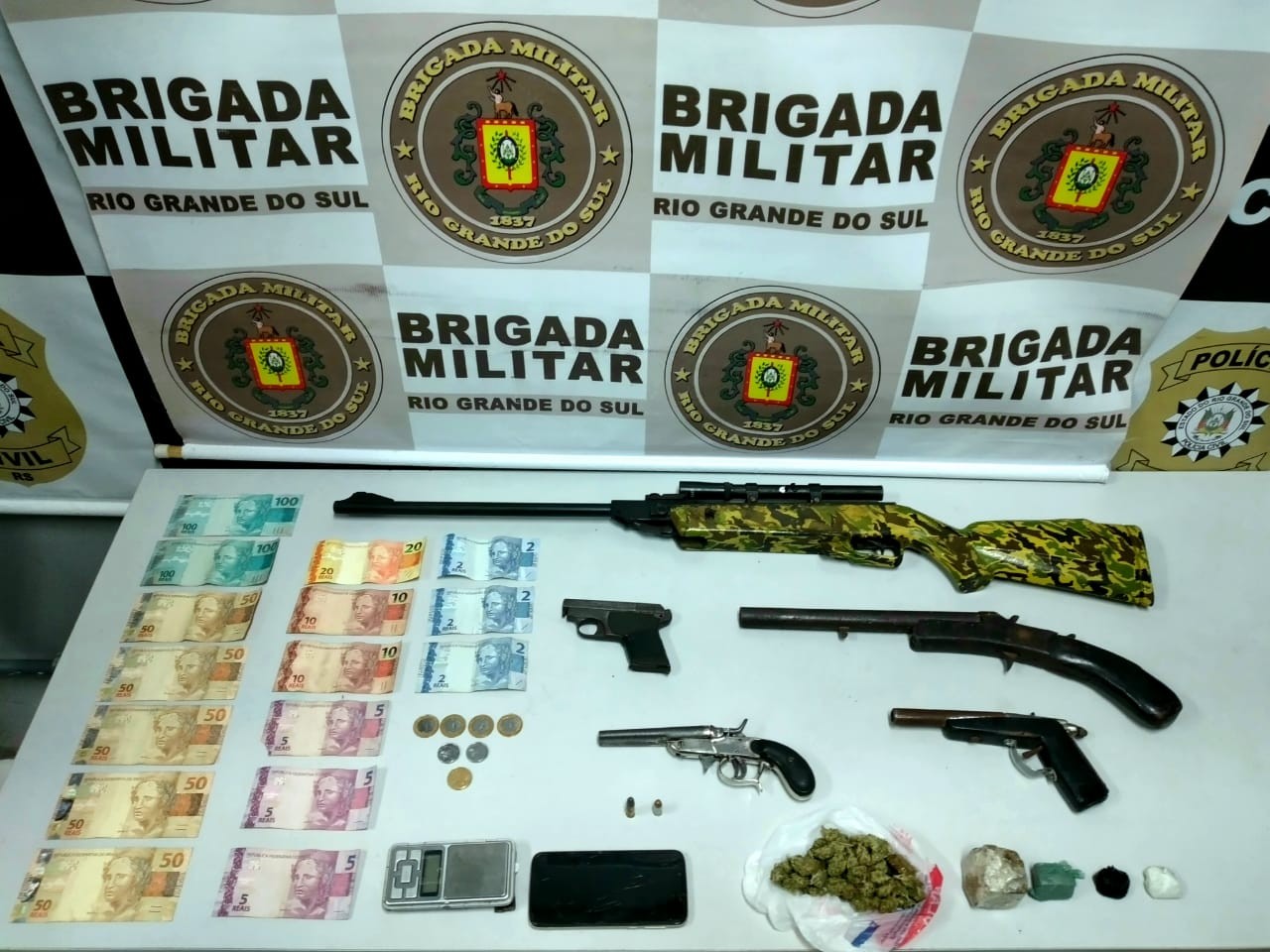 BM prende homem por porte ilegal de arma de fogo e tráfico de drogas no bairro Bolaxa, em Rio Grande 