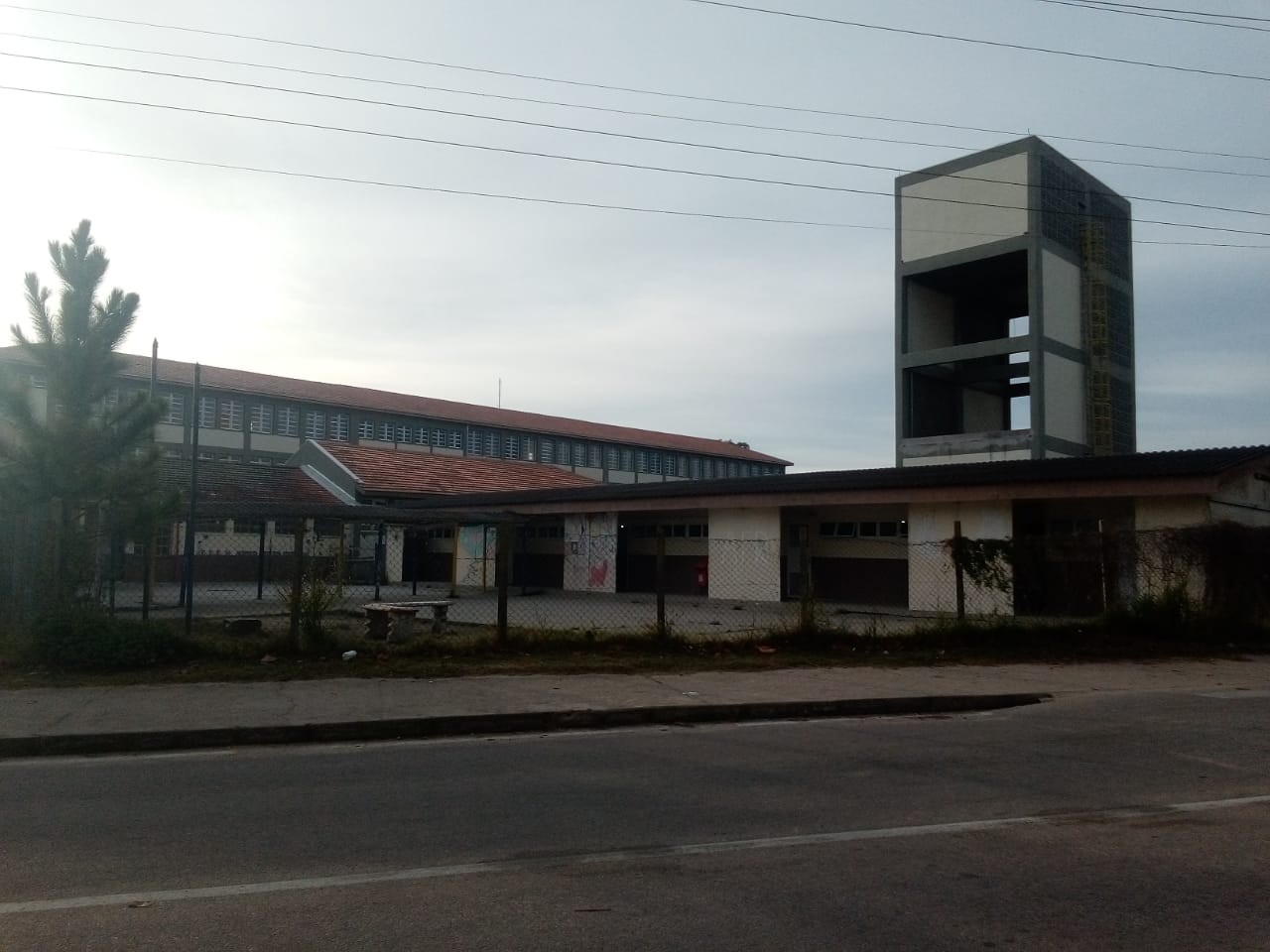 Obras da Escola Alfredo Ferreira Rodrigues estão paradas há seis meses e alunos seguem com aulas presenciais no esquema de rodízio