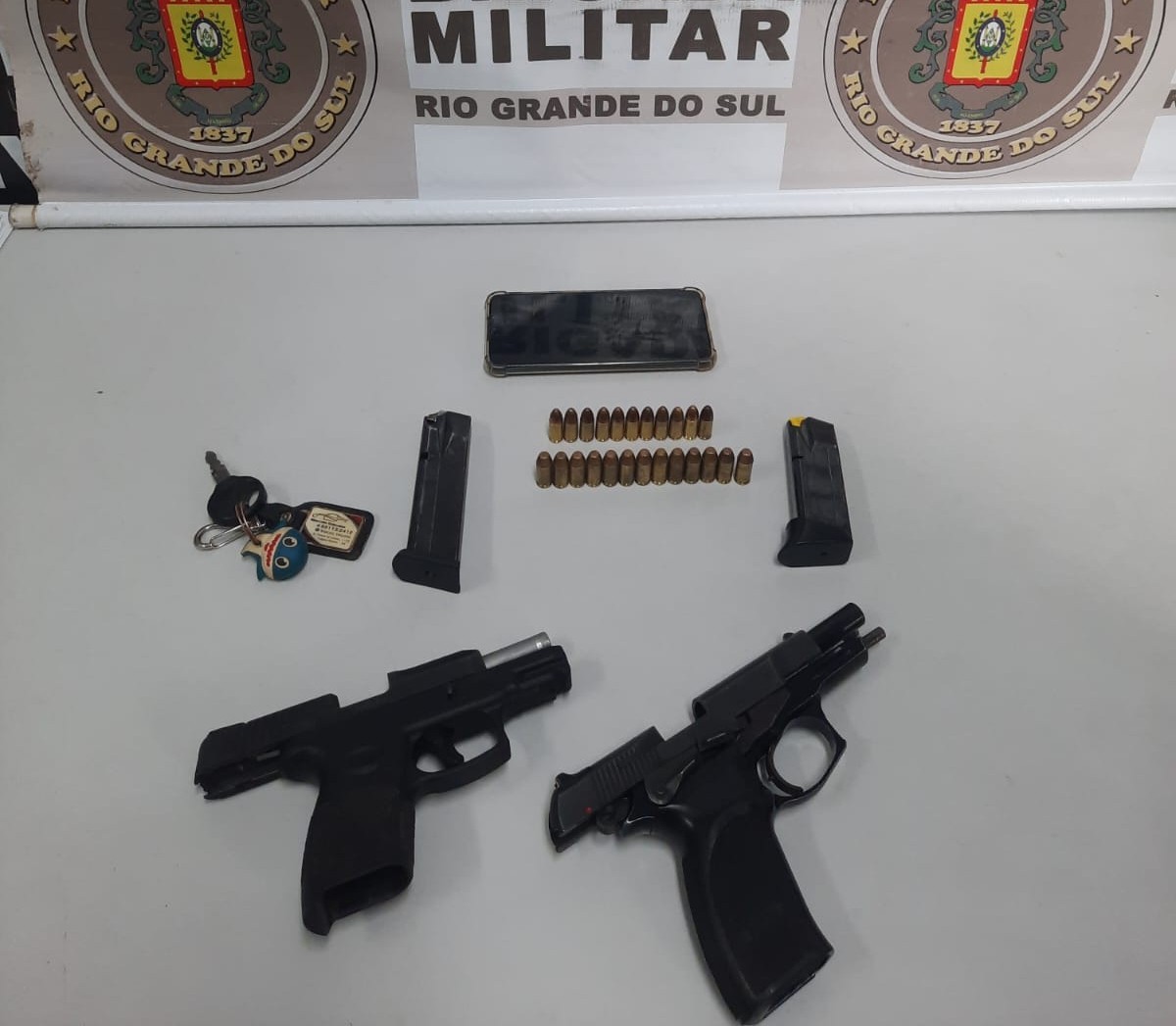 BM prende quatro homens por porte ilegal de arma de fogo em Rio Grande
