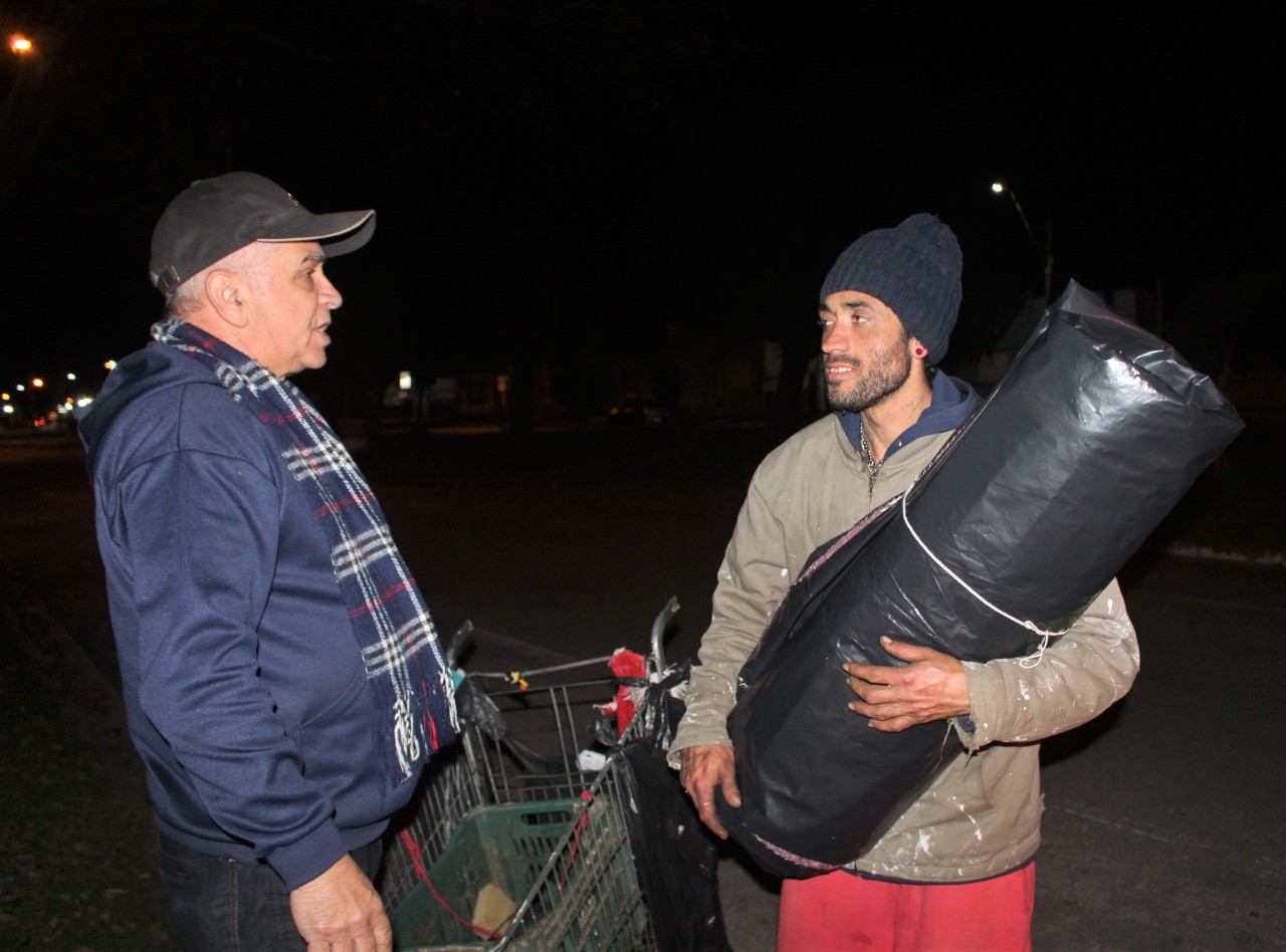 Iniciativa entregou 13 sacos de dormir impermeáveis para moradores de rua de Rio Grande