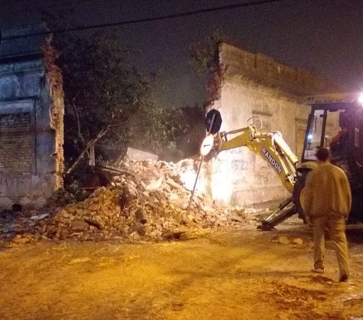 Muro de prédio abandonado desmorona no centro de Rio Grande