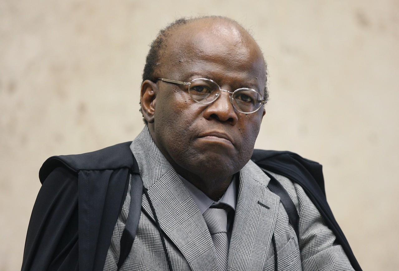 Forças Armadas devem permanecer quietinhas em seu canto nas eleições, diz o ex-ministro do Supremo Joaquim Barbosa