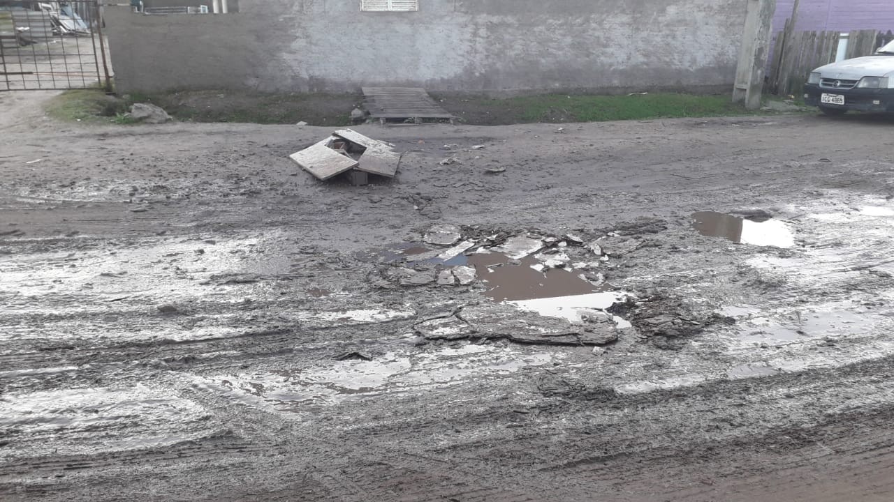Aterro para ruas embarradas e esburacadas são demandas da comunidade rio-grandina