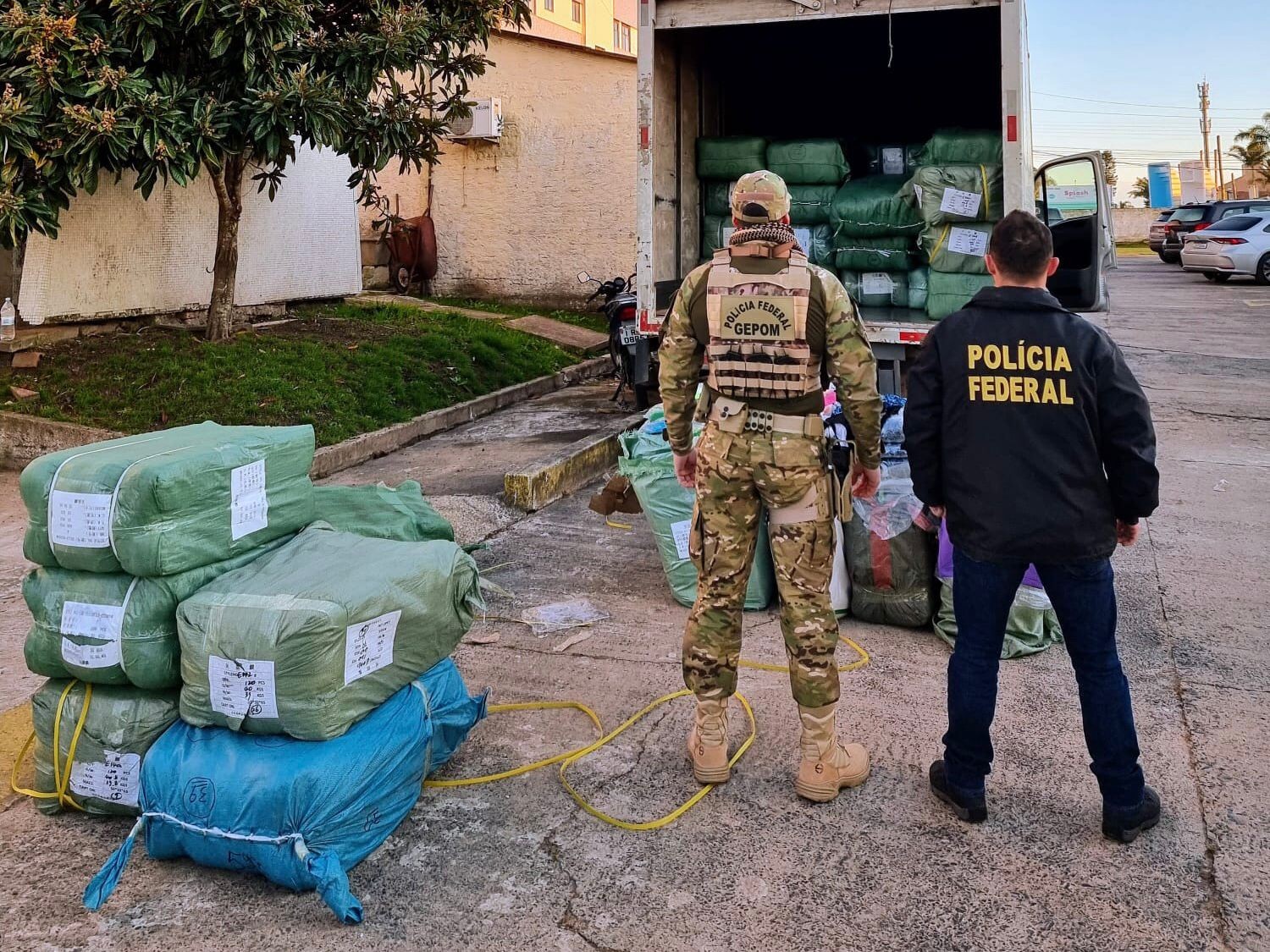 Homem é preso com 3,5 toneladas de roupas sem nota fiscal na BR-116, em Jaguarão