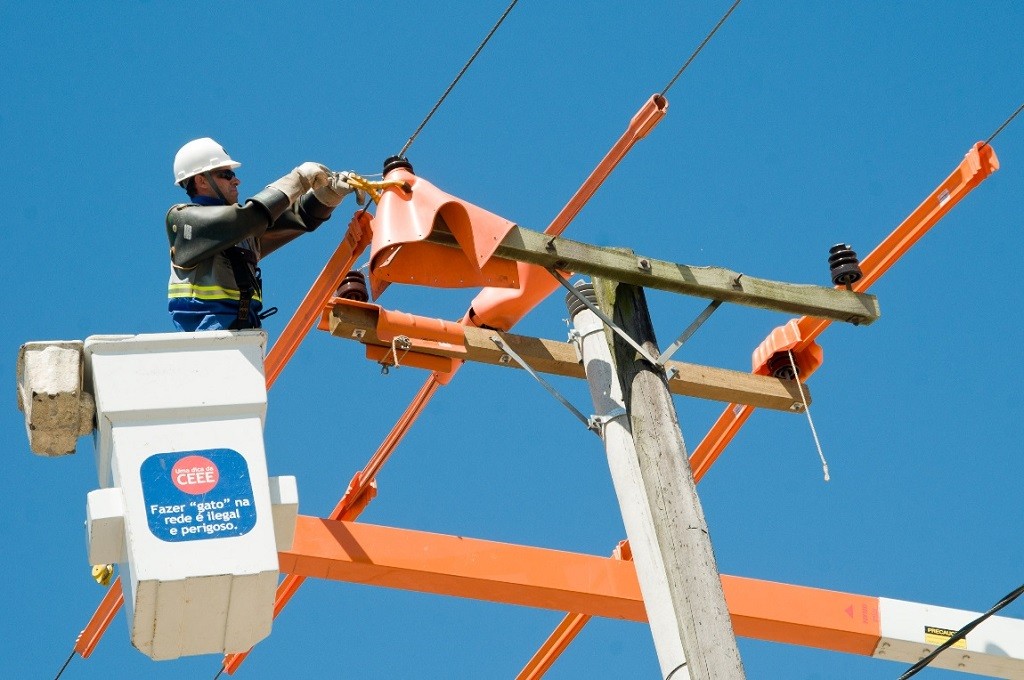 Cerca de 2 mil clientes seguem sem energia elétrica em Rio Grande