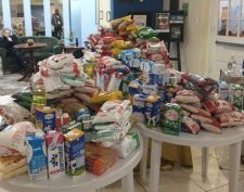 Alimentos e agasalhos arrecadados em espetáculos no Teatro Municipal são entregues em Rio Grande