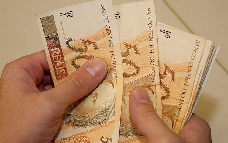 Com aumento de 6,77%, Congresso aprova previsão de salário mínimo de R$ 1.294 para 2023