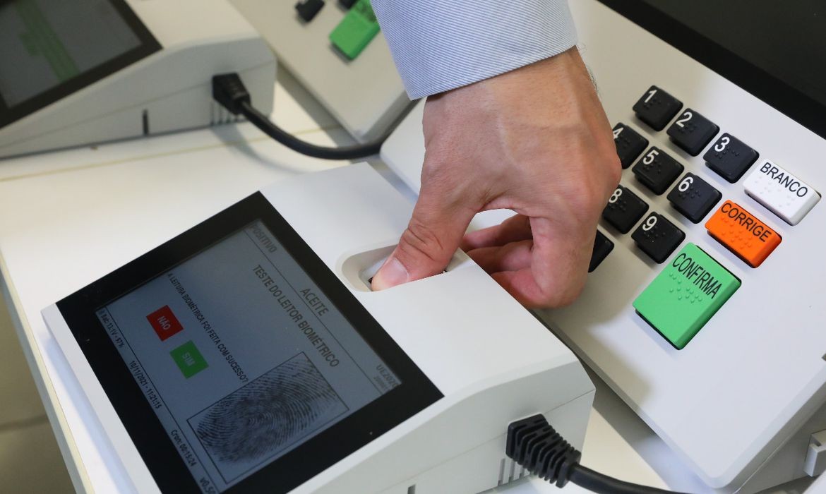 Eleitores que não vão estar em seu domicílio eleitoral já podem solicitar o voto em trânsito