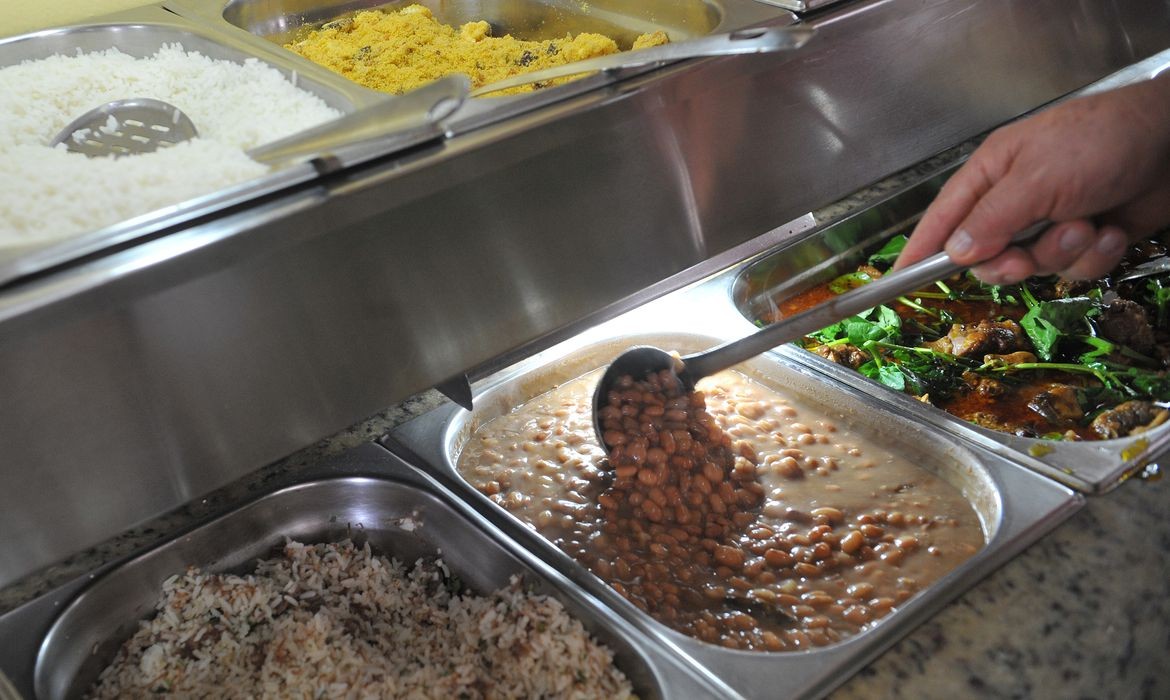Estabelecimentos podem doar alimentos excedentes para pessoas em vulnerabilidade social