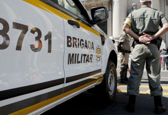 Brigada Militar prende dois homens por roubo de veículo, em Rio Grande