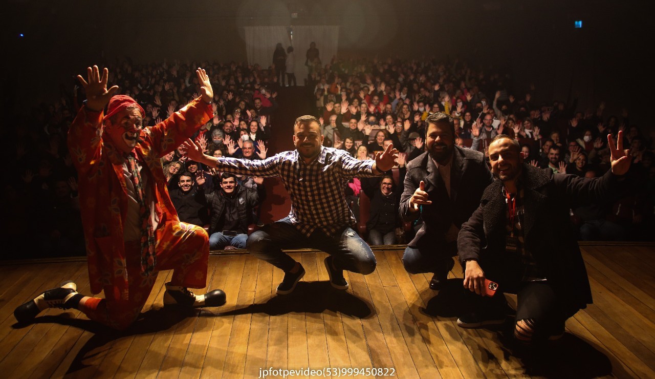 Espetáculo "Tchêatro do Bebé" leva grande público ao Teatro Municipal do Rio Grande no domingo (19)
