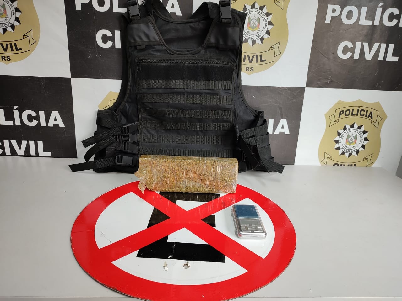 Homem de 24 anos é preso por tráfico de drogas em Rio Grande