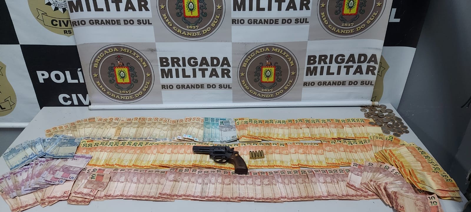 BM prende dois homens por porte ilegal de arma e tráfico de drogas nos bairros América e Bosque