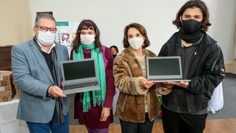 Governo do Estado distribui 90 mil chromebooks para alunos de escolas estaduais