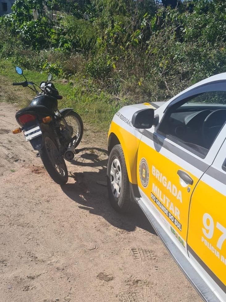 2º BRBM prende casal e recupera motocicleta na ERS-734, em Rio Grande