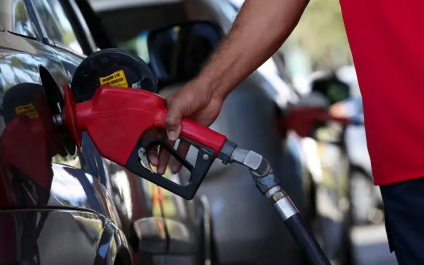 Petrobras anuncia redução de R$0,15 no preço da gasolina para as distribuidoras 
