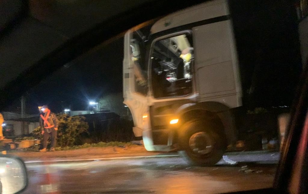 Caminhão tomba no S da Santa Tereza e fluxo de veículos fica devagar por mais de duas horas