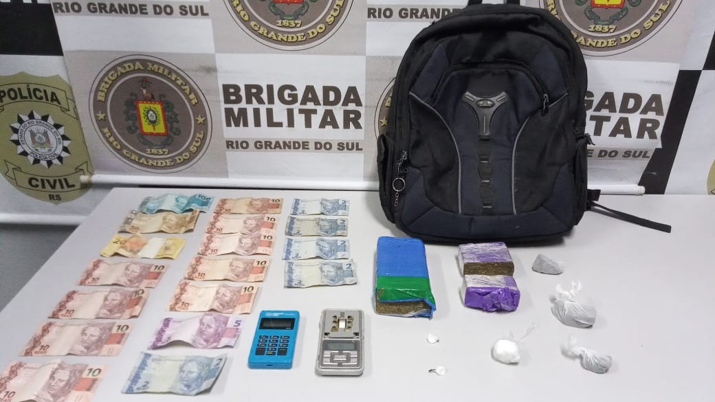 Brigada Militar apreende drogas, dinheiro e máquinas de cartão em Rio Grande