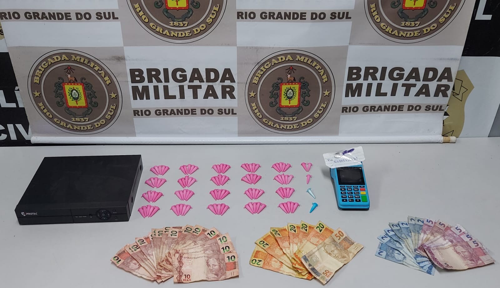 Casal é preso por tráfico de drogas no bairro Santa Rosa