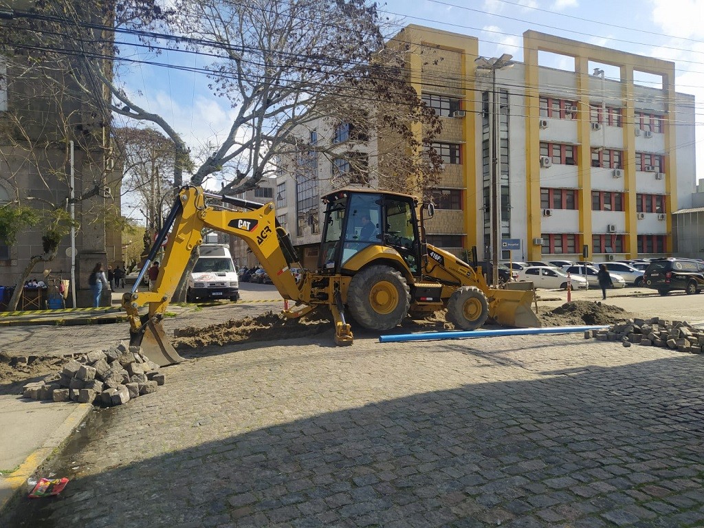 Obras da Corsan deixam trânsito interrompido na rua General Osório, Centro de Rio Grande