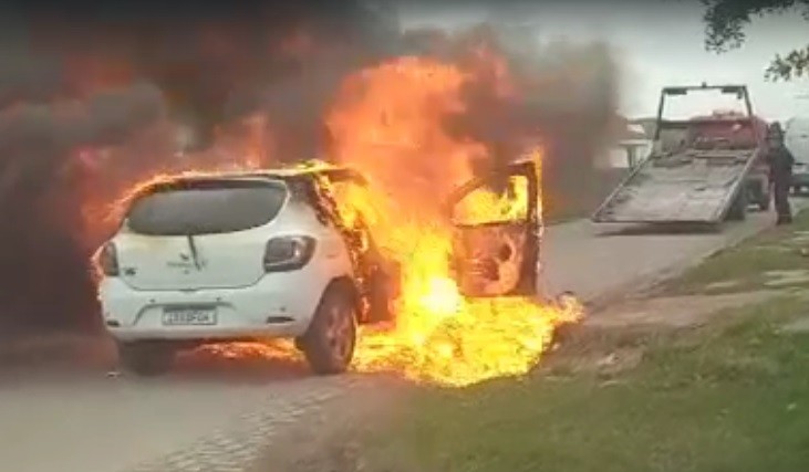 Carro pega fogo em cima de guincho no bairro Humaitá, em Rio Grande