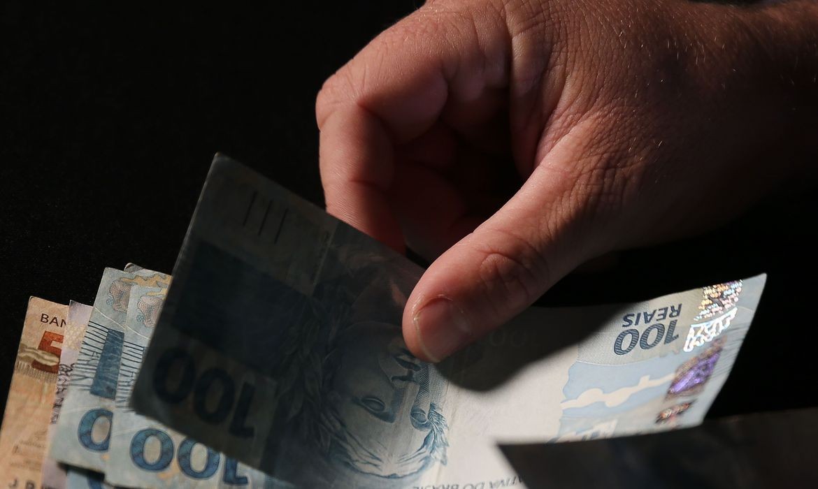 Lei de Diretrizes Orçamentárias prevê salário mínimo de R$ 1.294 em 2023