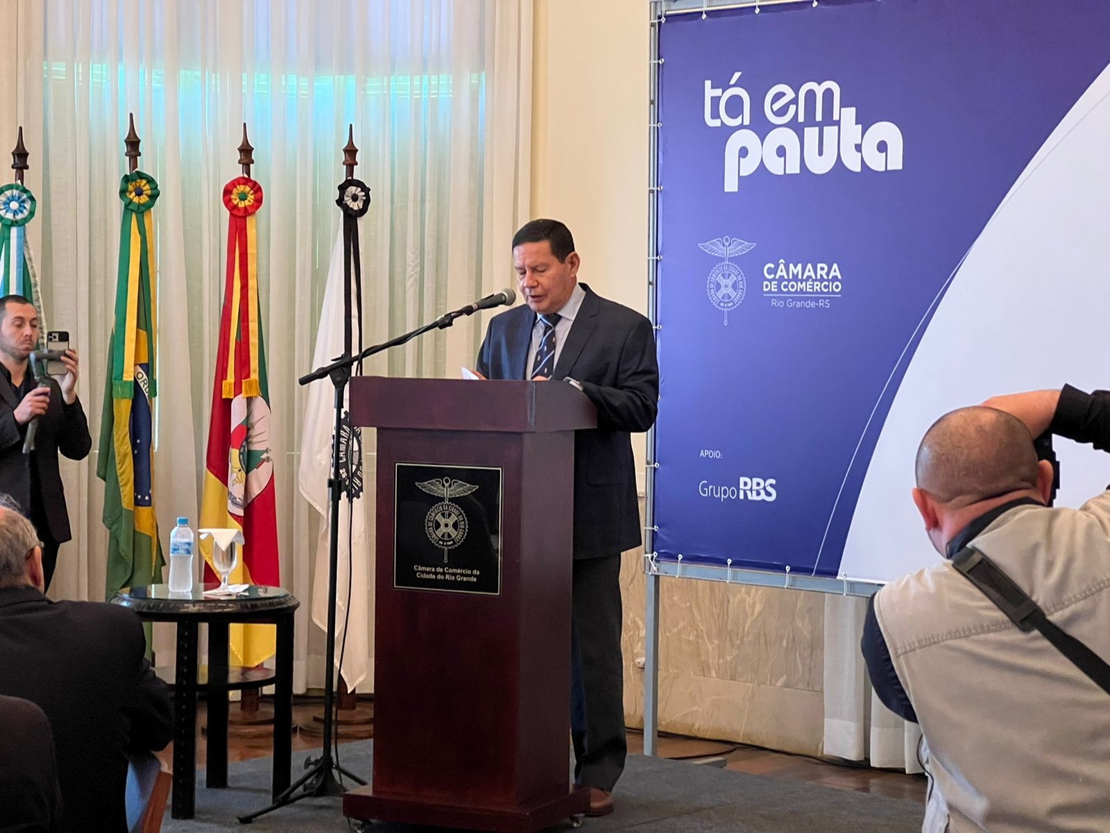 'Irei pessoalmente conversar com a nova diretoria da Aneel para encontrarmos uma solução' diz Mourão, em Rio Grande, sobre Termelétrica 