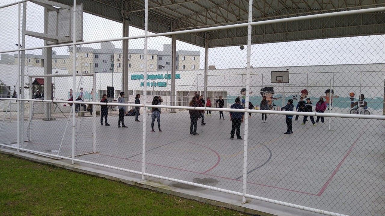 Prefeitura e Sesc promovem aulas gratuitas de vôlei e basquete para adolescentes