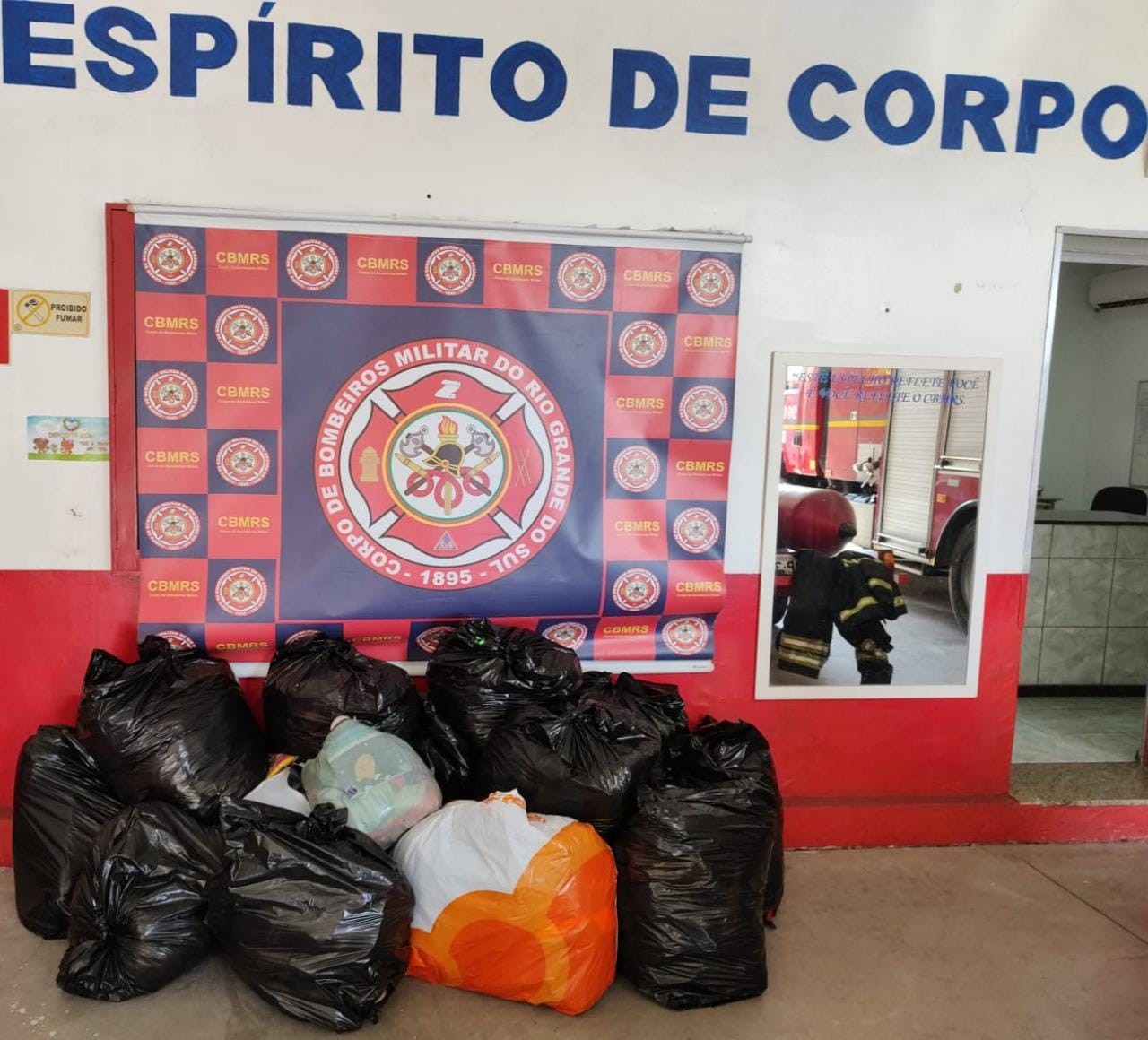Corpo de Bombeiros de Rio Grande entrega cerca de 500 agasalhos para a SMCAS