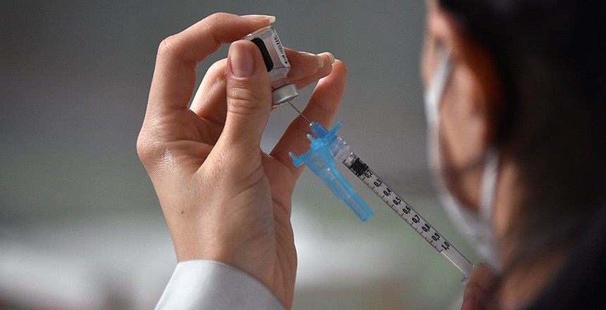 Vacinação contra Covid-19 e a gripe H1N1 acontece em quatro locais neste sábado (23)