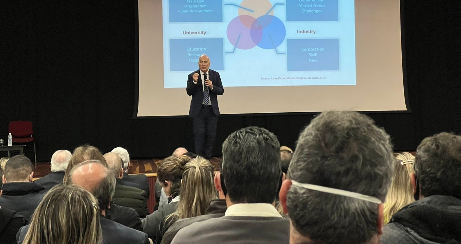 "O futuro de Rio Grande depende do quanto estamos dispostos a inovar" diz Josep Piqué em palestra na Furg