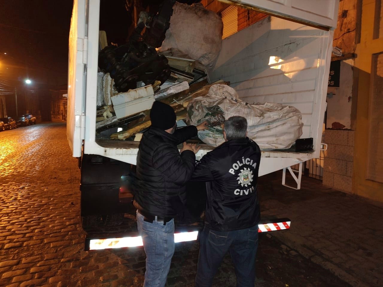 Policia Civil prende homem com quase 1 tonelada de fios de cobre