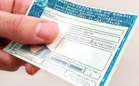 Motoristas tem até domingo (31) para renovar a CNH vencida em julho de 2021	