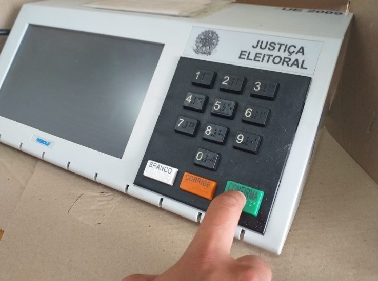 Eleições 2022: eleitor terá que entregar celular ao mesário antes de votar
