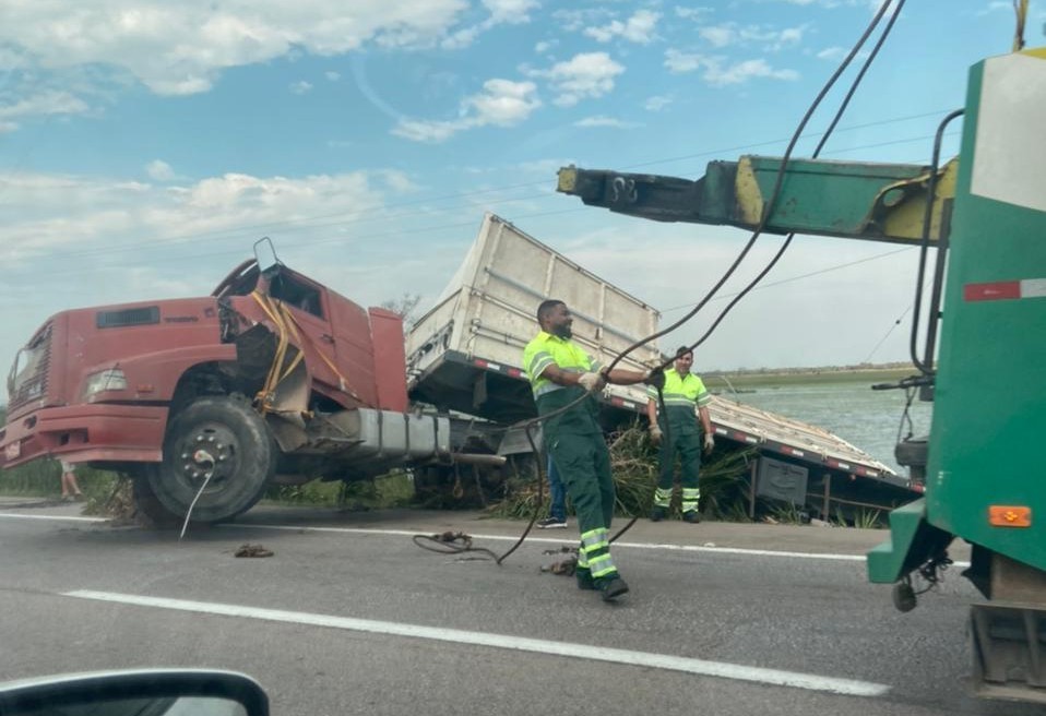 Caminhão sai da pista e cai em vala na BR-392, em Rio Grande 