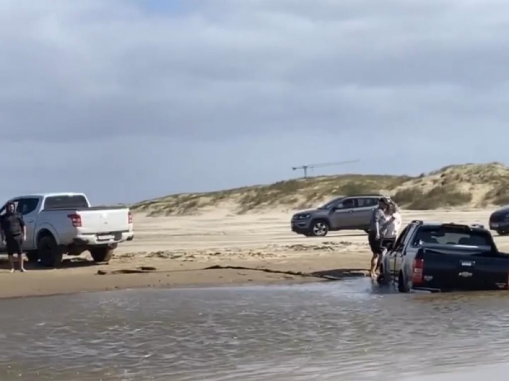 VÍDEOS: camionete atola no riacho da Praia do Cassino e precisa ser puxada por outros veículos