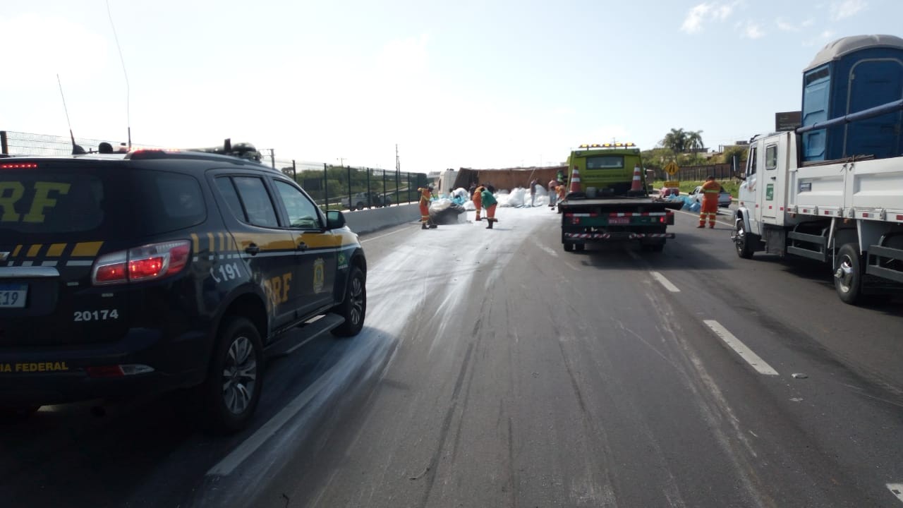 Caminhão tomba e carga se espalha na BR-116, em Pelotas