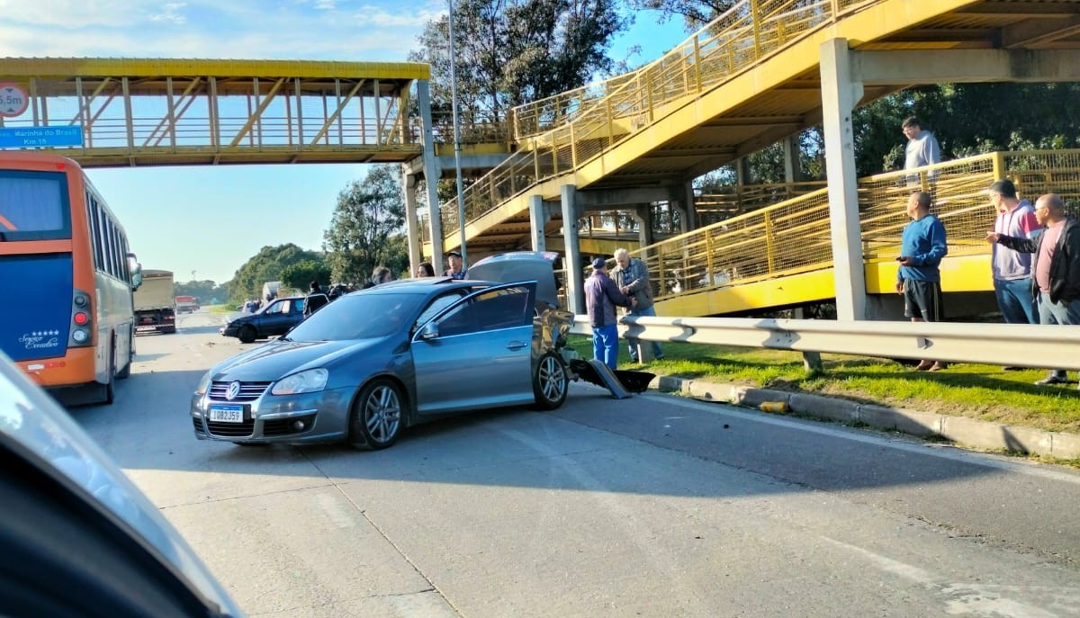 FOTOS: colisão entre três veículos deixa trânsito congestionado na BR-392, em Rio Grande