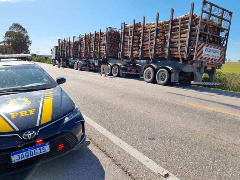 Caminhão é flagrado transportando 22 toneladas de excesso de peso, em Rio Grande
